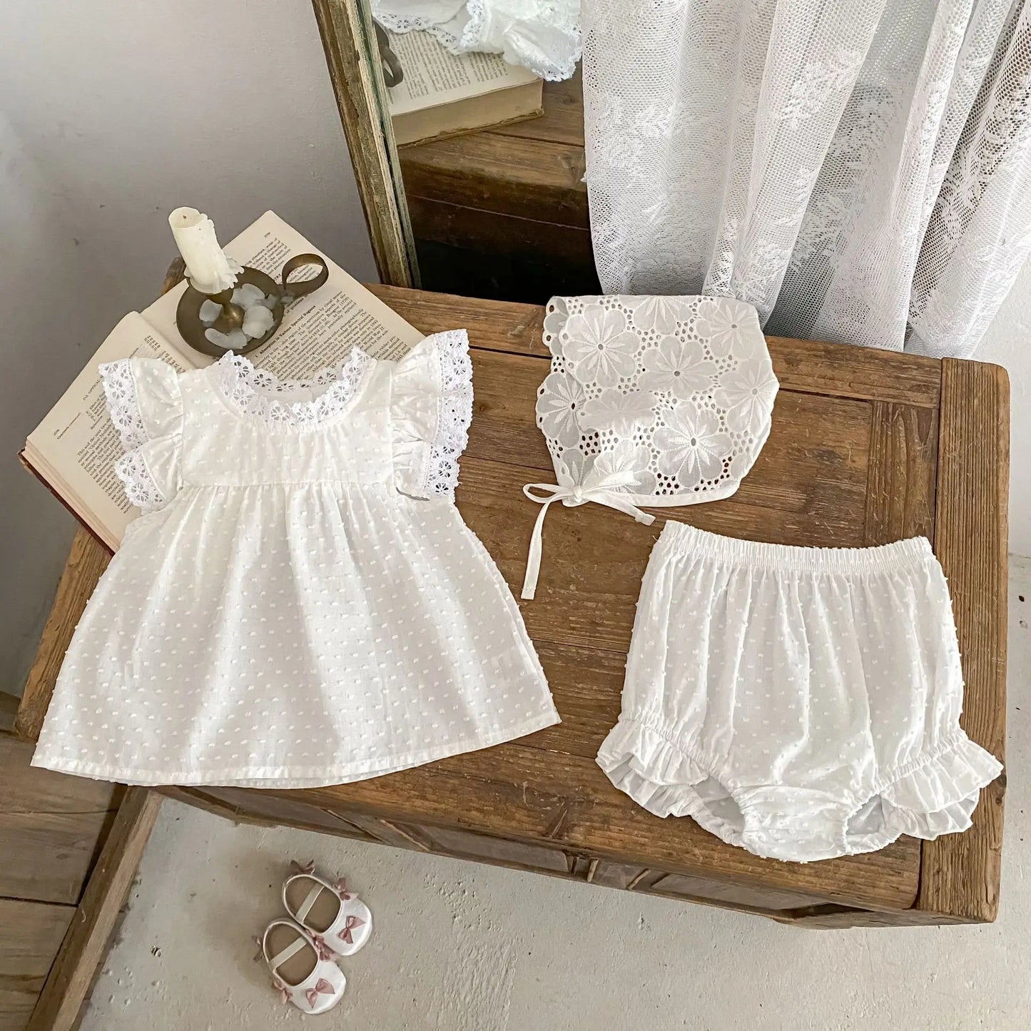 New summer baby clothes for 2-4 years old, fresh and sweet baby girl with flying sleeves and lace top + cute ruffled shorts