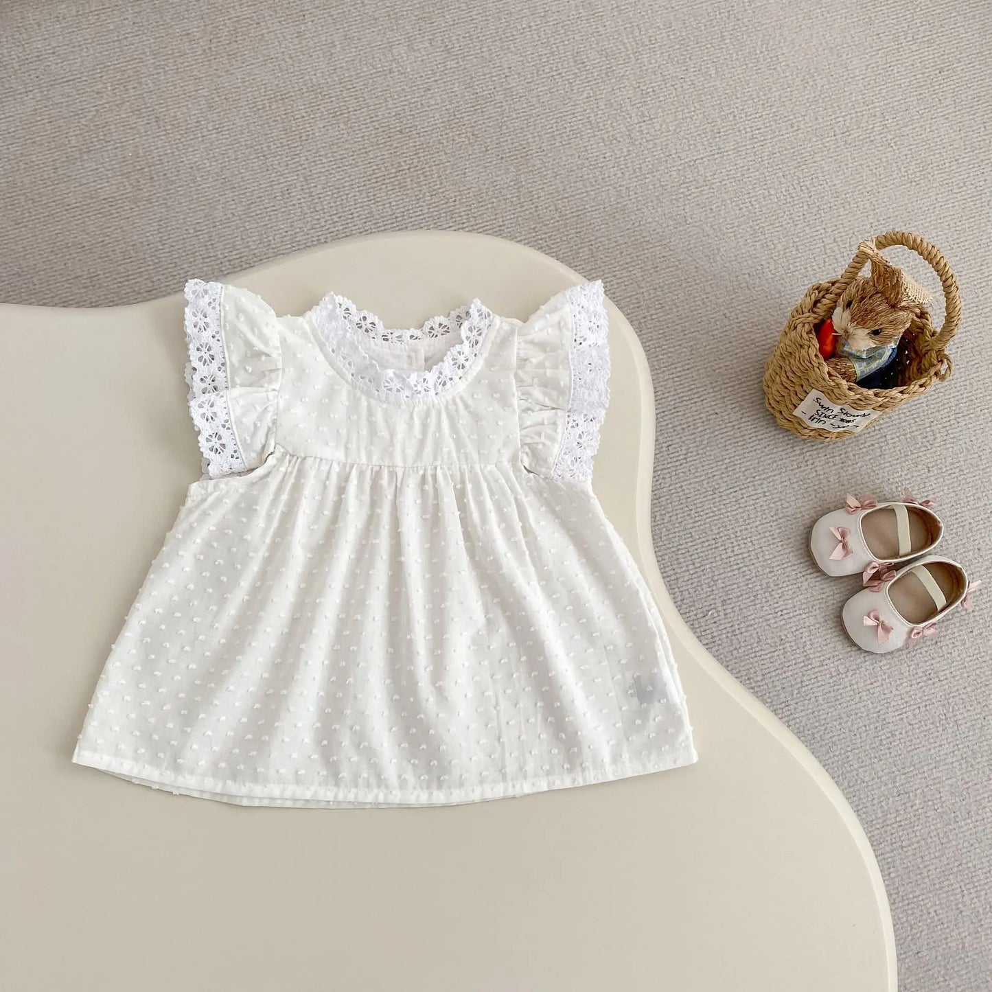 New summer baby clothes for 2-4 years old, fresh and sweet baby girl with flying sleeves and lace top + cute ruffled shorts