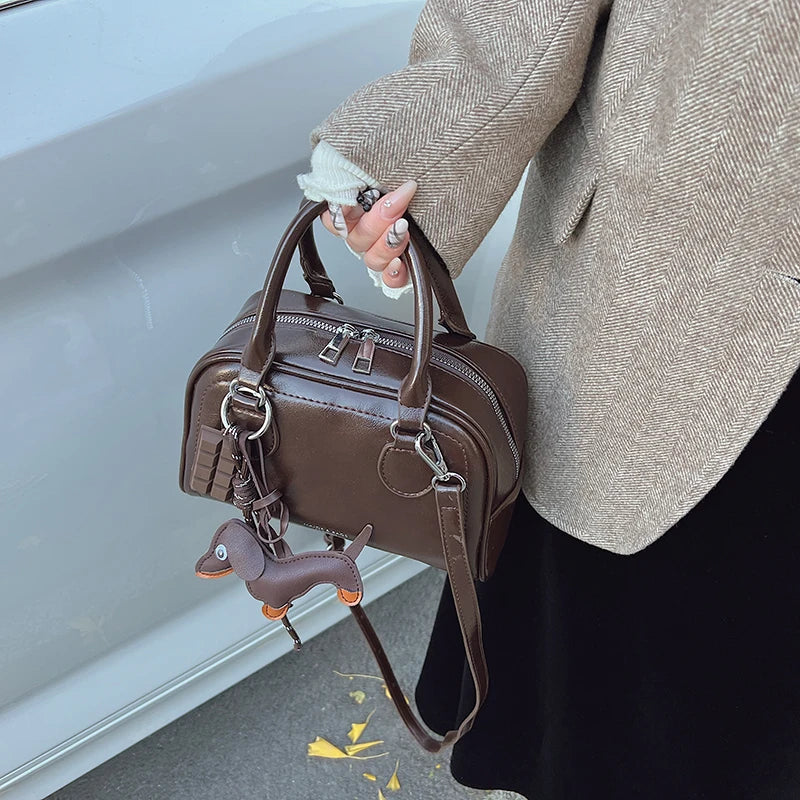 Fashionable and casual handbag for women, made of oiled leather, with a shoulder strap, available in various colors.