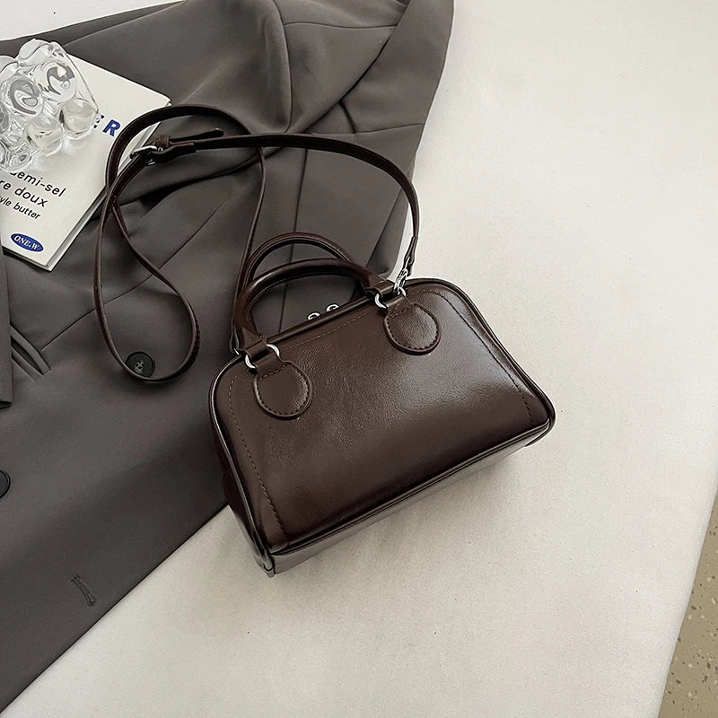 Fashionable and casual handbag for women, made of oiled leather, with a shoulder strap, available in various colors.