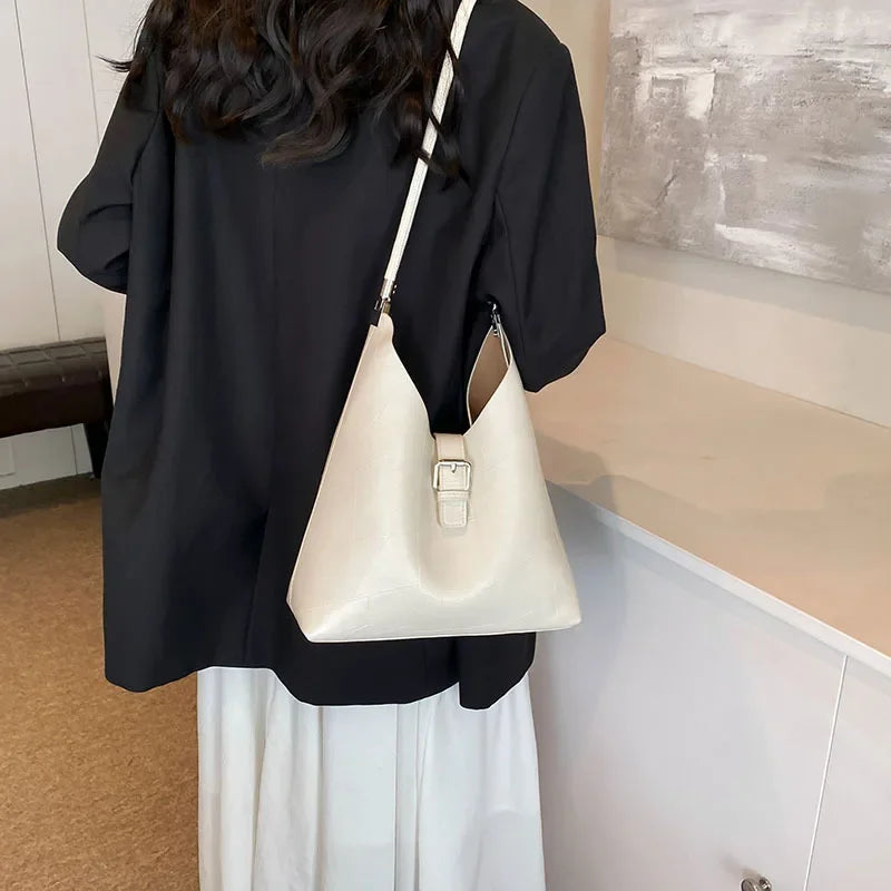 Women's Summer Underarm Bag. Stylish, Personalized, with Trendy Texture, Compact and Practical, A Simple and Beautiful Option