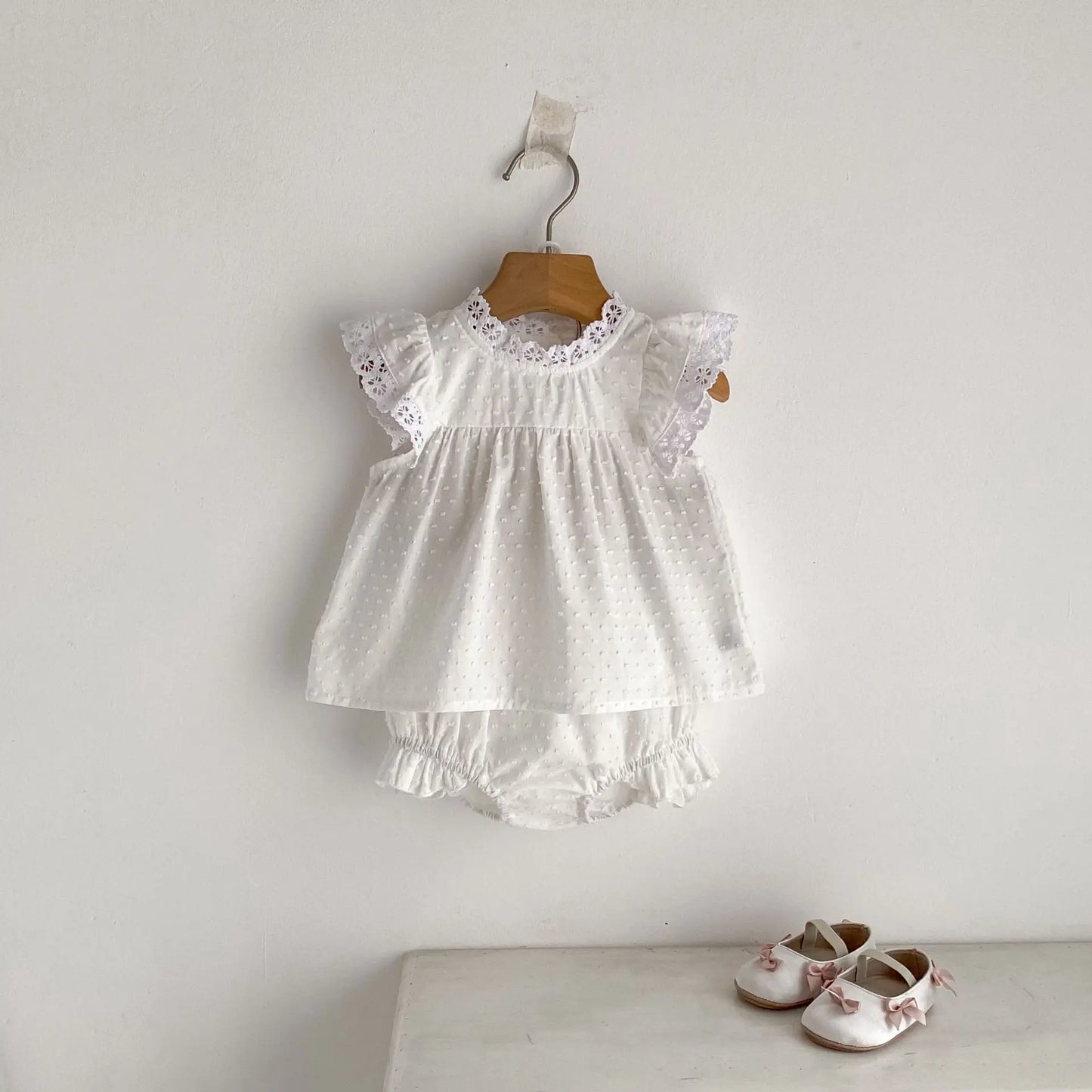 New summer baby clothes for 2-4  years old, fresh and sweet baby girl with flying sleeves and lace top + cute ruffled shorts