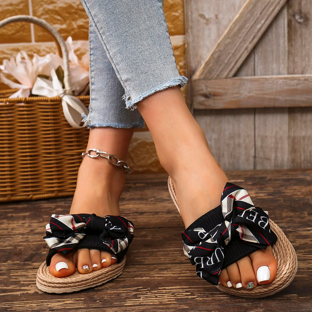 Women's Fashionable Non-Slip Wear-Resistant College Vacation Beach Style Bright Diamond Flower Flat Heel Flip Flops