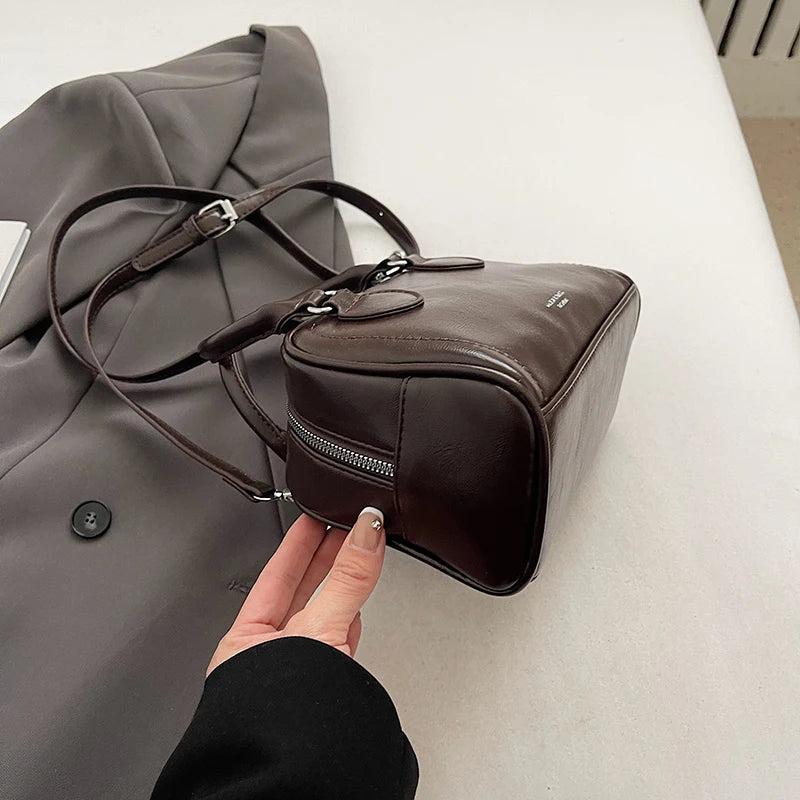 Fashionable and casual handbag for women, made of oiled leather, with a shoulder strap, available in various colors.