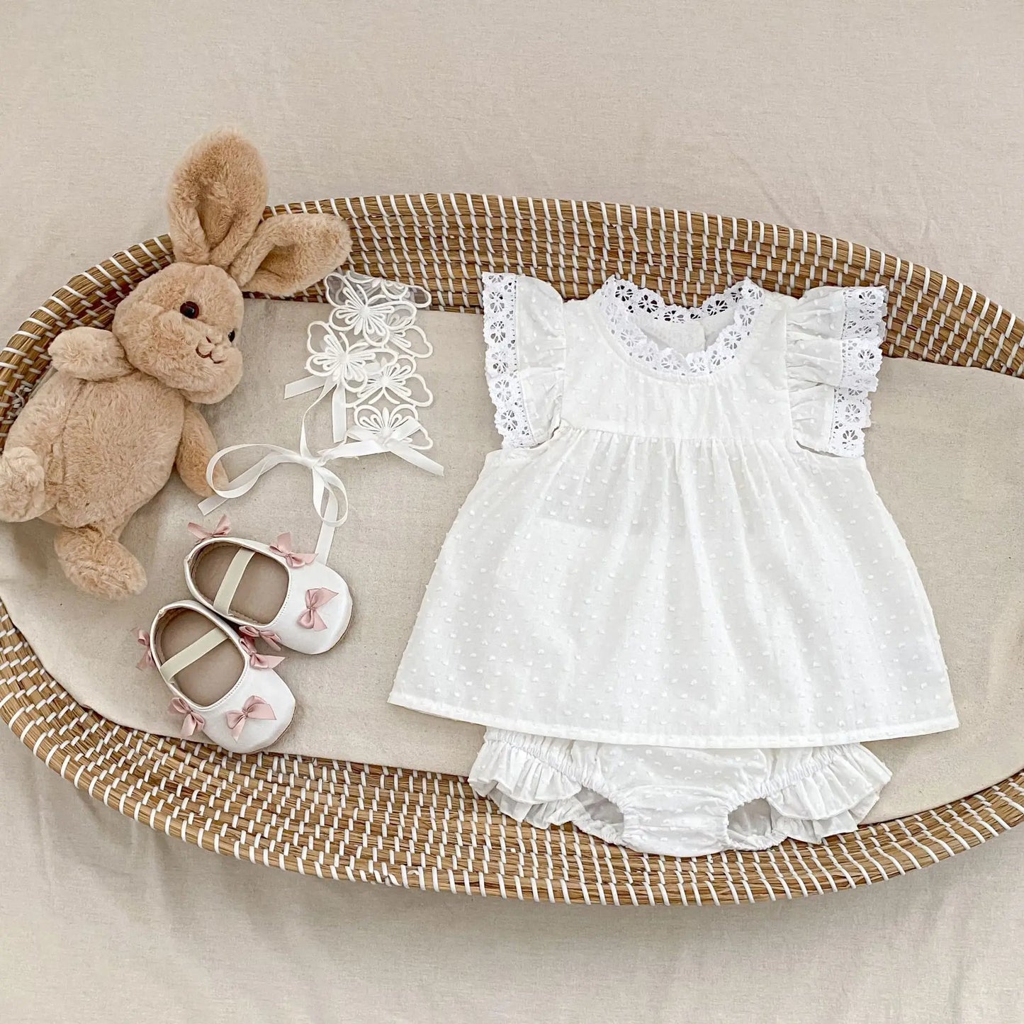 New summer baby clothes for 2-4  years old, fresh and sweet baby girl with flying sleeves and lace top + cute ruffled shorts