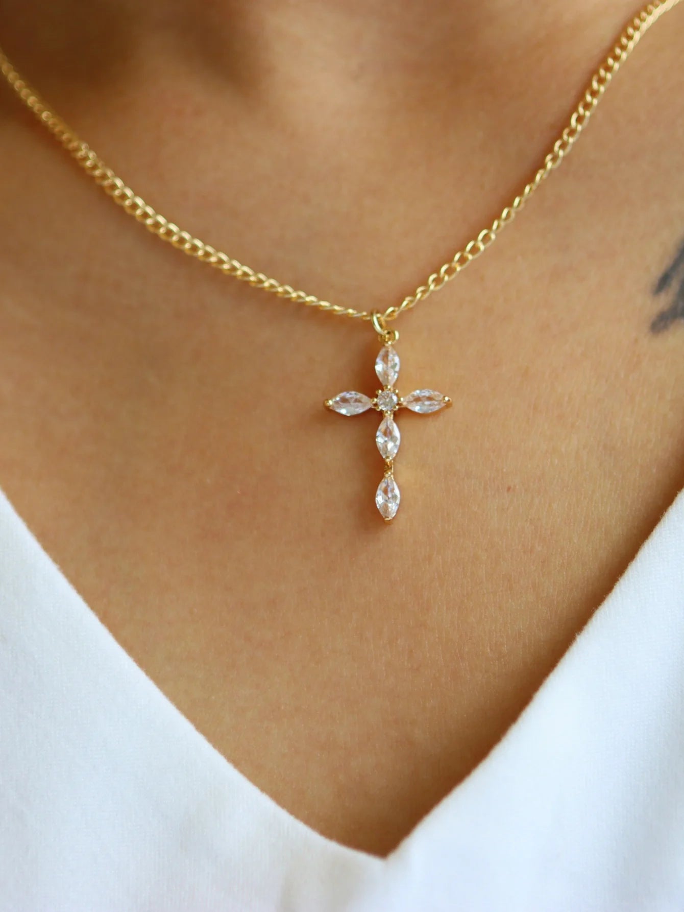 Fashion New Zircon Inlaid Cross Necklace Pendant Jewelry for Women Gold Color Long Clavicle Chain Necklaces