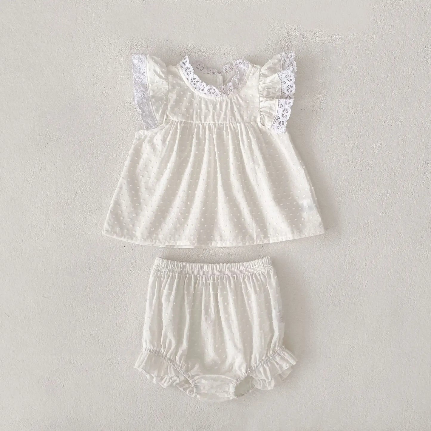 New summer baby clothes for 2-4  years old, fresh and sweet baby girl with flying sleeves and lace top + cute ruffled shorts