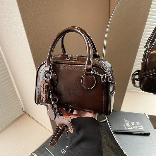 Fashionable and casual handbag for women, made of oiled leather, with a shoulder strap, available in various colors.